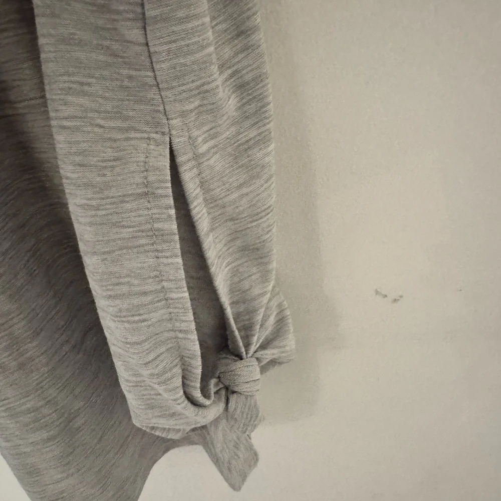 Old Navy Active wear Sleeveless V-Neck Women's Top - Picture 3 of 3